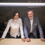 El ex presidente de Sociedad Civil Catalana, Josep Ramón Bosch, junto a su mujer, Elisabet Colom, dirigente de Convergència y del PDeCAT