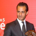 El diestro de Orduña posa con el premio que le fue otorgado este mediodía en Sevilla
