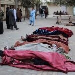 Cuerpos de víctimas tras el ataque en un centro de entrenamiento policial en Quetta (Pakistán).