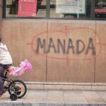 Una de las muchas pintadas que estos días han proliferado por toda España como muestra de rechazo a la sentencia dictada por la Audiencia de Navarra