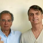 El economista Paulo Guedes (izquierda) junto al triunfador de la primera vuelta de las presidenciales brasileñas, Jair Bolsonaro