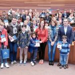 Foto de familia de la presidenta de las Cortes, Silvia Clemente, y el portavoz del Grupo Parlamentario Popular, Juan José Sanz Vitorio, con los vecinos de la localidad segoviana de Abades, que ayer visitaron la sede del Parlamento autonómico