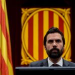 El presidente de la Cámara catalana, Roger Torrent, durante la sesión plenaria del Parlament, celebrada hoy. EFE/ Quique García