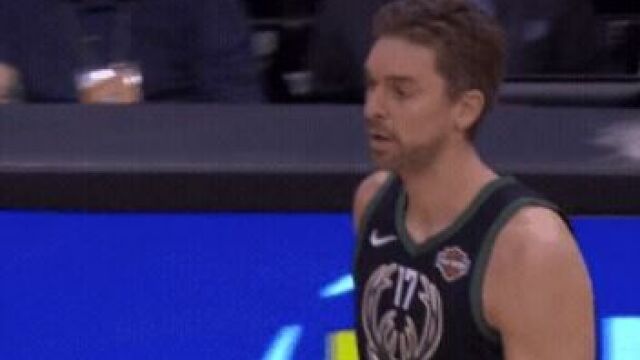 Pau Gasol se estrena con los Bucks con una derrota