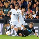 Gonzalo Guedes lucha por un balón con Sergei Petrov del Krasnodar / Reuters