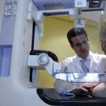 Una paciente sometiéndose a una mamografía