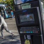 Parquímetro indicando la prohibición de estacionar en el interior de la M-30