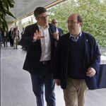 El diputado socialista y expresidente del Congreso Patxi López (i), junto al primer secretario del PSC, Miquel Iceta (d), a su llegada la II Convención Federalista organizada por la Fundación Rafael Campalans que se celebra en Barcelona