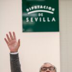El alcalde de Pedrera, Antonio Nogales, explica en rueda de prensa los comentarios a raíz de los altercados