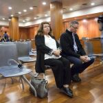 Carmen Marín, junto al otro procesado, Felipe Barco, durante el juicio /Efe