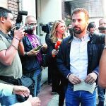 Luis Tudanca llega con gesto serio al Comité Federal en Madrid, en el que también estuvieron presentes Miriam Andrés, Julio Villarrubia y Soraya Rodríguez.