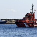 Salvamento marítimo recibió la llamada de socorro por la caída al agua de una persona desde una embarcación sobre las 13:00 horas.