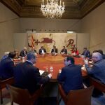 Vista general de la reunión semanal del gobierno catalán, que se produce pocas horas antes de que el presidente Puigdemont comparezca a petición propia ante el pleno del Plarlament
