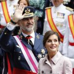 El rey Felipe, acompañado por la reina Letizia, preside hoy el acto central del Día de las Fuerzas Armadas. EFE/David Aguilar
