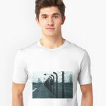 Camiseta con estampado de alambradas de Auschwitz