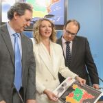 La consejera Alicia García muestra el mapa de España con la calificación del Observatorio Estatal para la Dependencia, junto a Jesús Fuertes y Carlos Raúl de Pablos