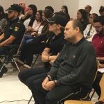 Ojeda, impasible en el banquillo con la misma ropa de ayer.