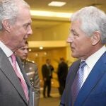 Morenés y su homólogo de EE UU, Chuck Hagel, ayer en Bruselas