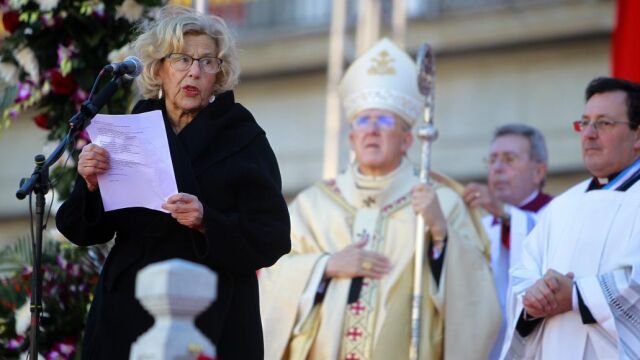 La alcaldesa de Madrid, Manuela Carmena, durante la misa celebrada en la Plaza Mayor de la capital, que se celebra en honor a la Virgen de la Almudena / C. Pastrano