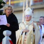La alcaldesa de Madrid, Manuela Carmena, durante la misa celebrada en la Plaza Mayor de la capital, que se celebra en honor a la Virgen de la Almudena / C. Pastrano