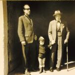 El pintor, junto a su hijo y su nieto, el escritor Edgar Caprotti,