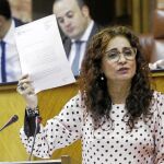 La consejera de Hacienda y Administración Pública, María Jesús Montero, ayer en la Cámara autonómica.