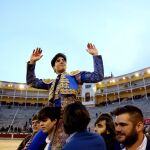 Álvaro Lorenzo saliendo a hombros de Las Ventas