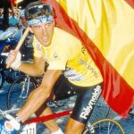 Pedro Delgado vestido de amarillo y con la bandera española en París, el día de su triunfo en el Tour, el 24 de julio de 1988