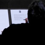Carles Puigdemont durante la firma de la declaración de independencia