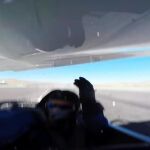 Apenas unos centímetros evitaron que el ala de una avioneta decapitara a este piloto