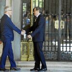 El president de la Generalitat, Quim Torra, saluda ayer al presidente de Flandes, Geert Bourgeois, antes de su reunión en el Palau de la Generalitat de Barcelona