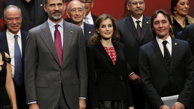 Los Reyes de España, Felipe y Letizia, posan para la foto de familia hoy en el teatro Victoria Eugenia de San Sebastián