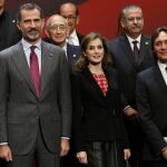 Los Reyes de España, Felipe y Letizia, posan para la foto de familia hoy en el teatro Victoria Eugenia de San Sebastián