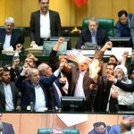 Un grupo de diputados iraníes queman una bandera de EE.UU. en protesta por la decisión del presidente estadounidense, Donald Trump, de retirarse del pacto nuclear. Efe