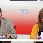 El procurador socialista, Jorge Félix Alonso, y la secertaria de Políticas Sociales del PSOE, Marta Olmedo, en rueda de prensa