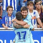 Messi disputa un balón con los jugadores del Alavés Mubarak Wakaso (i) y Tomás Pina