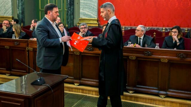 Junqueras junto a su abogado en el inicio del juicio del procés