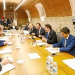 El alcalde de Valladolid, Óscar Puente, preside la reunión en compañía del consejero Suárez-Quiñones
