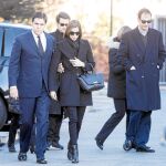Luis Alfonso de Borbón, muy afectado, junto a su esposa María Margarita Vargas, al llegar al Tanatorio Sur