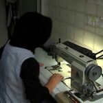 Una de las mujeres cose zapatos en su casa/Atlas