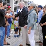 Donald Trump y la primera dama Melania conversan con habitantes de Puerto Rico tras el paso del huracán
