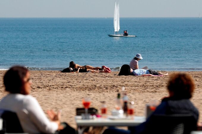 Varias personas disfrutan del buen tiempo en la playa de la Malvarrosa, en Valencia. Imagen de archivo Varias personas disfrutan del buen tiempo en la playa de la Malvarrosa, en Valencia. Imagen de archivo