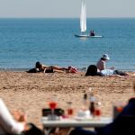 Varias personas disfrutan del buen tiempo en la playa de la Malvarrosa, en Valencia. Imagen de archivo