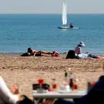Varias personas disfrutan del buen tiempo en la playa de la Malvarrosa, en Valencia. Imagen de archivo