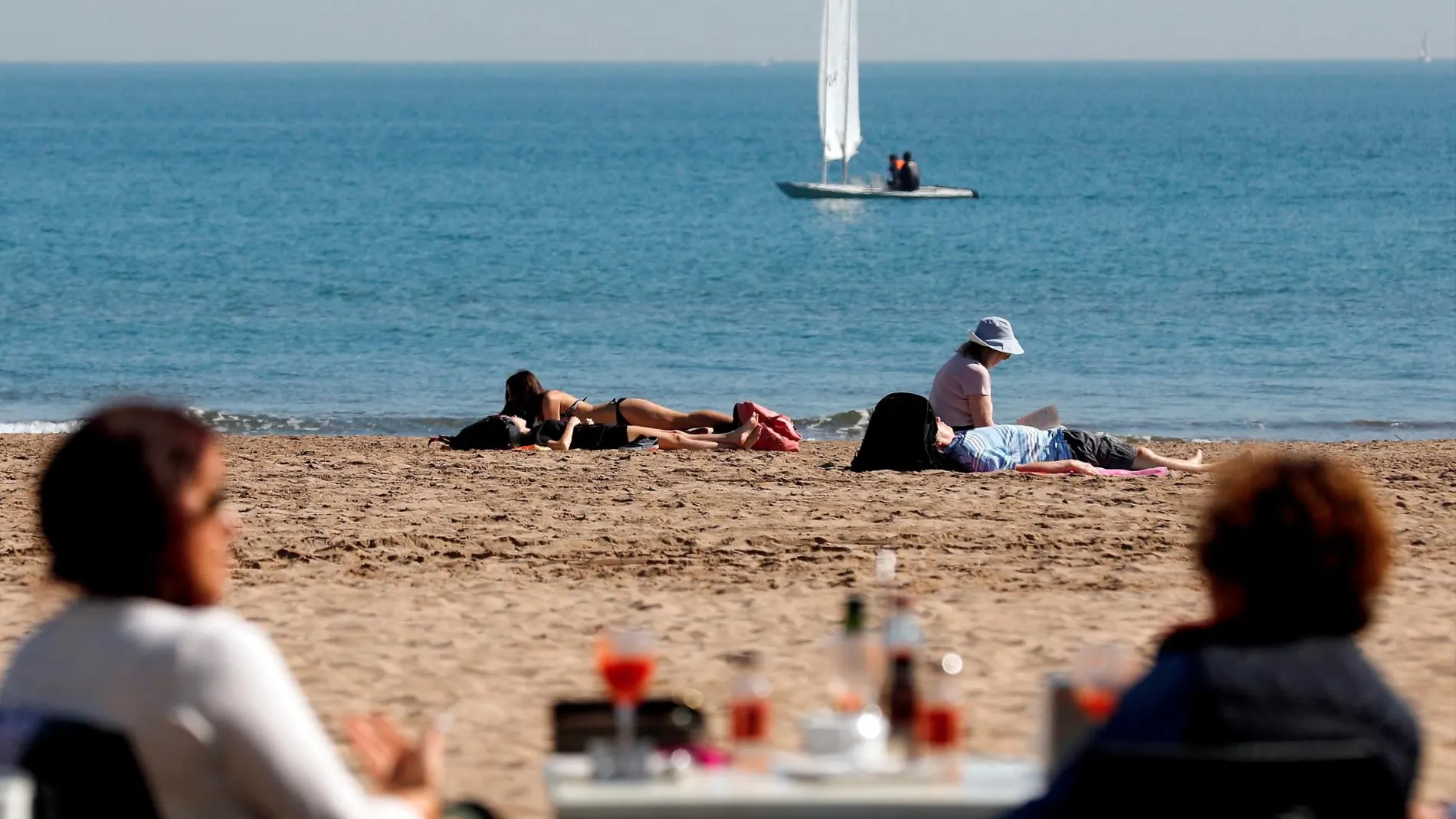 Varias personas disfrutan del buen tiempo en la playa de la Malvarrosa, en Valencia. Imagen de archivo