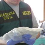 Un agente transporta una de las bolsas con las sustancias estupefacientes