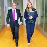 La consejera Pilar del Olmo, junto a José Armando Baeta, antes de presentar la Contabilidad Regional del tercer trimestre