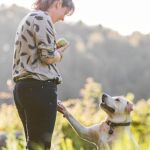 Ingrid Ramón entrena a Blat, el perro que detecta tumores en personas