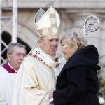 La alcaldesa de Madrid, Manuela Carmena, saluda al arzobispo de Madrid, Carlos Osoro, durante la misa en honor a la patrona de Madrid, la Virgen de la Almudena