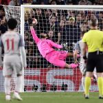 Alisson, el portero del Liverpool, intenta sin éxito detener el lanzamiento de falta de Messi